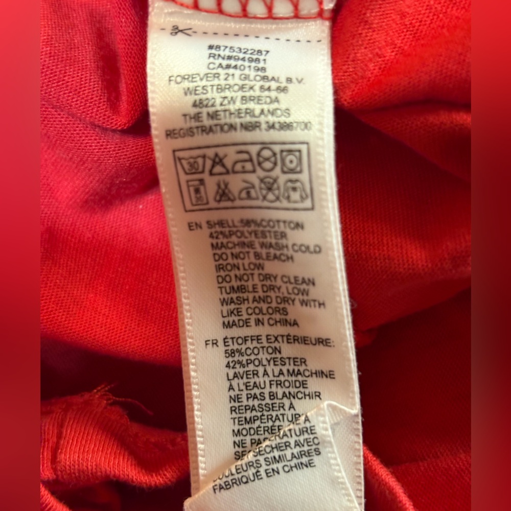 Christmas Forever 21 Red Graphic Tee - Meet Me Under the Mistletoe size small - Picture 3 of 4